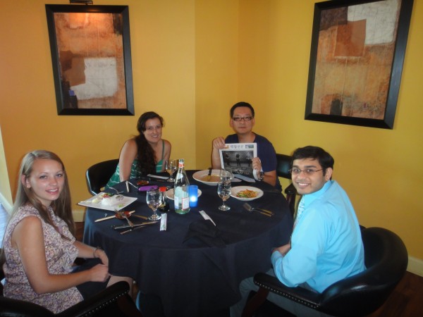 오른쪽에서 두번째 임성락약사가 최근 도착한 약업신문을 들고 있는 모습이 이채롭다