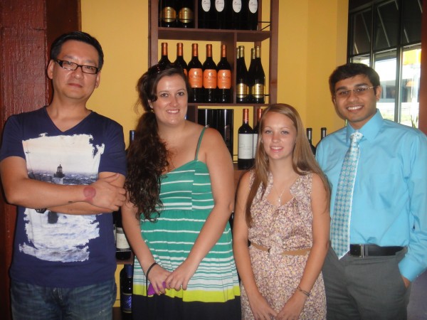 사진 맨 왼쪽이 필자인 임성락 약사, 바로 옆이 Rachel,  Nikki 그리고 맨 오른쪽이 인도 유학생 Rushabh Shah