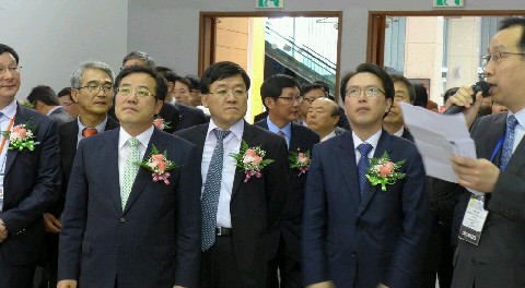 박람회장 내부를 둘러보고 있는 정승 식약처장과 관련업계 인사들.