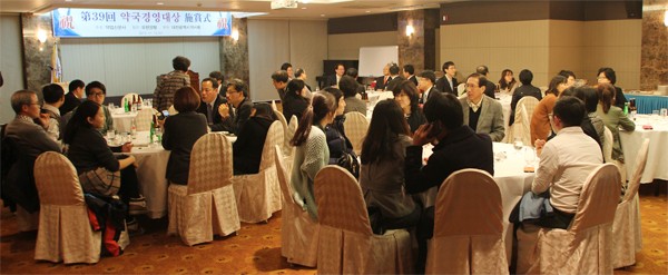 식장을 가득메운 축하객들