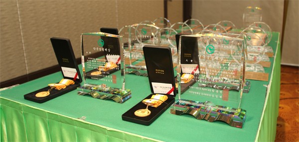 주인을 기다리고 있는 상패와 메달