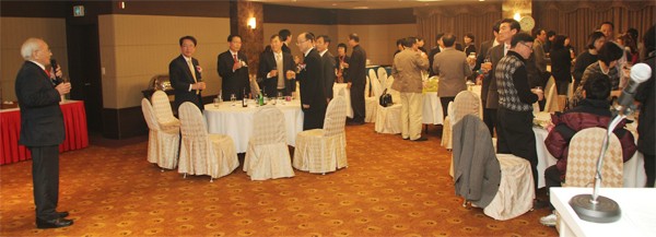 김일혁 박사가 축배제의를 하고 있다