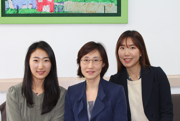 좌측부터)박수희 학생, 이정연 교수, 성명진 학생