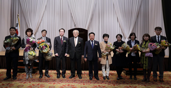 장려상을 수상한 약국 약사들 함께 포즈를 취했다.