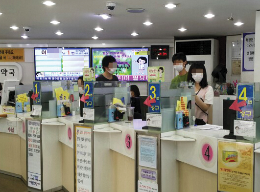 삼성서울병원 인근 약국. 평소라면 조제로 분주해야 할 시간이지만 마스크를 착용한 직원들만 보일 뿐 손님은 거의 없다.
