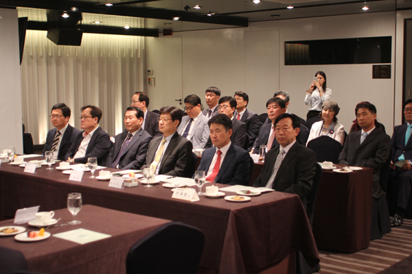 김이사장이 사장으로 재임중인 일양약품의 임원진도 대거 시상식장을 방문 함께 축하인사를 나누었다..