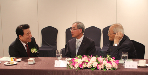 시상식에 앞서 환담중인 김동연 이사장, 함용헌 회장, 김일혁 심사위원장(사진 왼쪽부터)