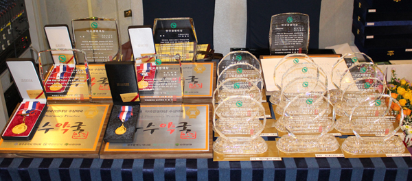 이날 시상식에서 주인을 기다리고 있는 상패와 금메달 그리고 우수약국 인증패.