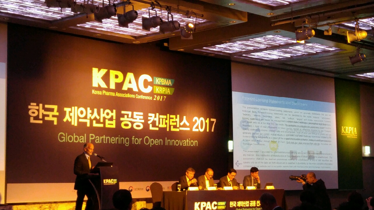 강의하는 Joseph S. Camardo 부사장