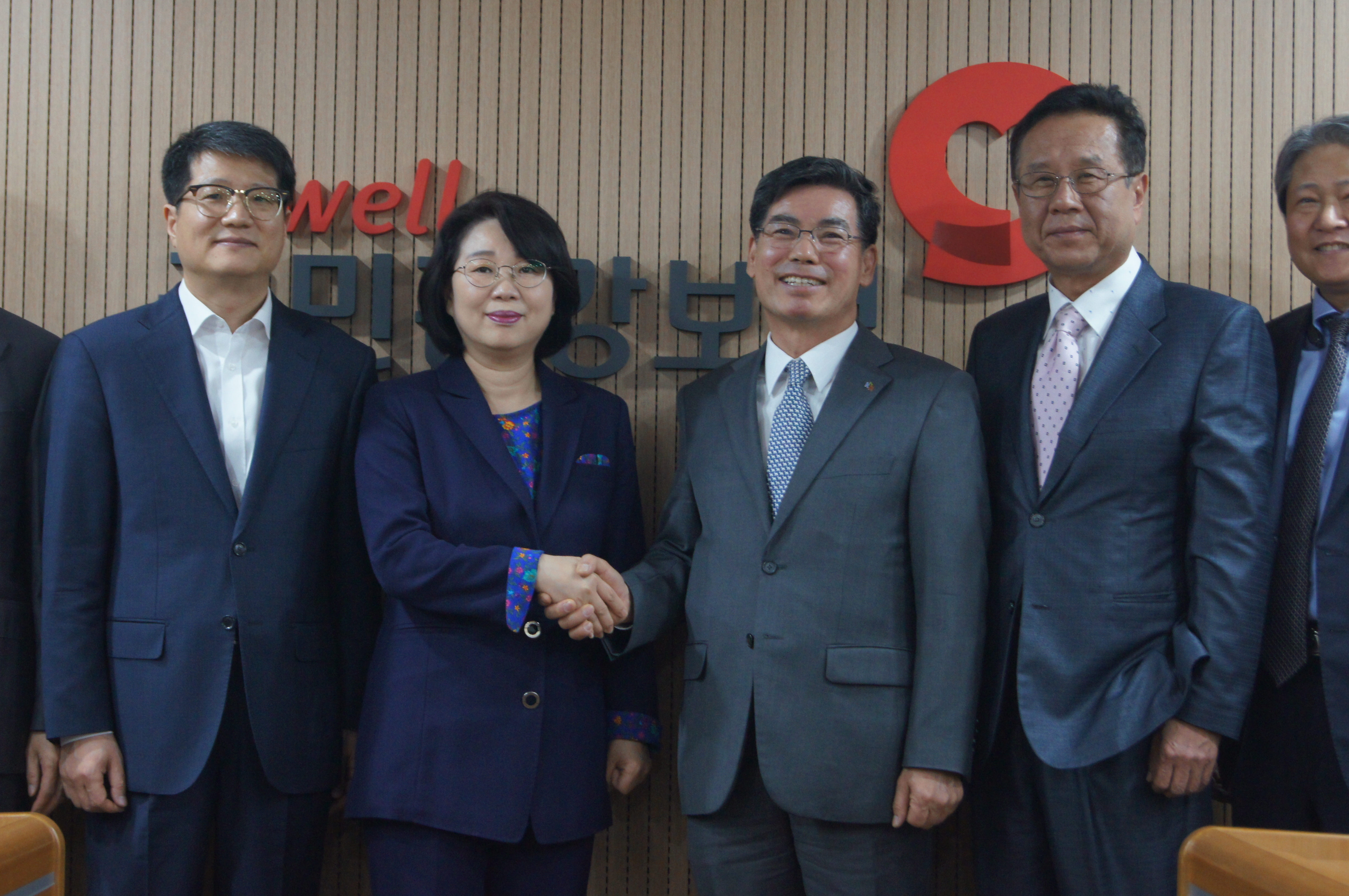 협상 전 악수를 하는 장미승 이사와 박용주 병협 단장