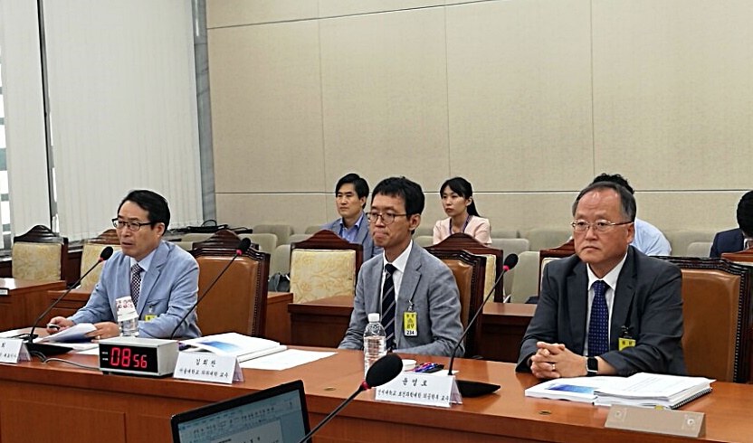 의료기기산업 육성지원법 필요성을 진술한 참석자들(왼쪽부터 김정회 대표이사, 김회찬 교수, 윤영로 교수)