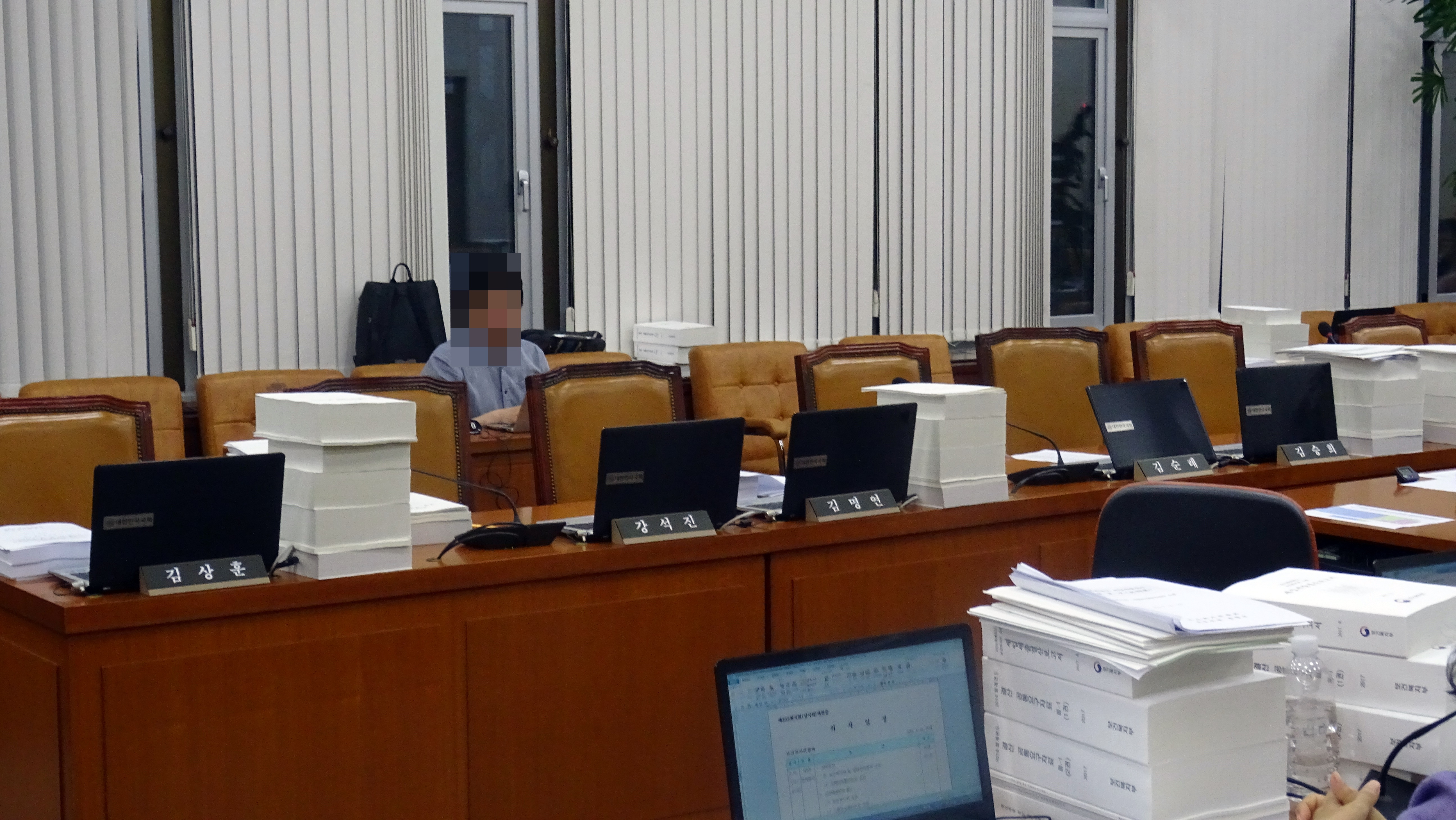 업무보고 거부입장을 밝히고 장내를 떠난 자유한국당위원들