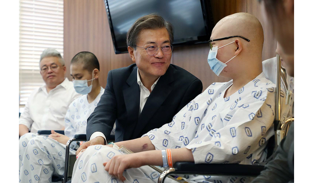건강보험 보장 강화 관련해 서울성모병원 현장에 직접 방문한 문재인 대통령
