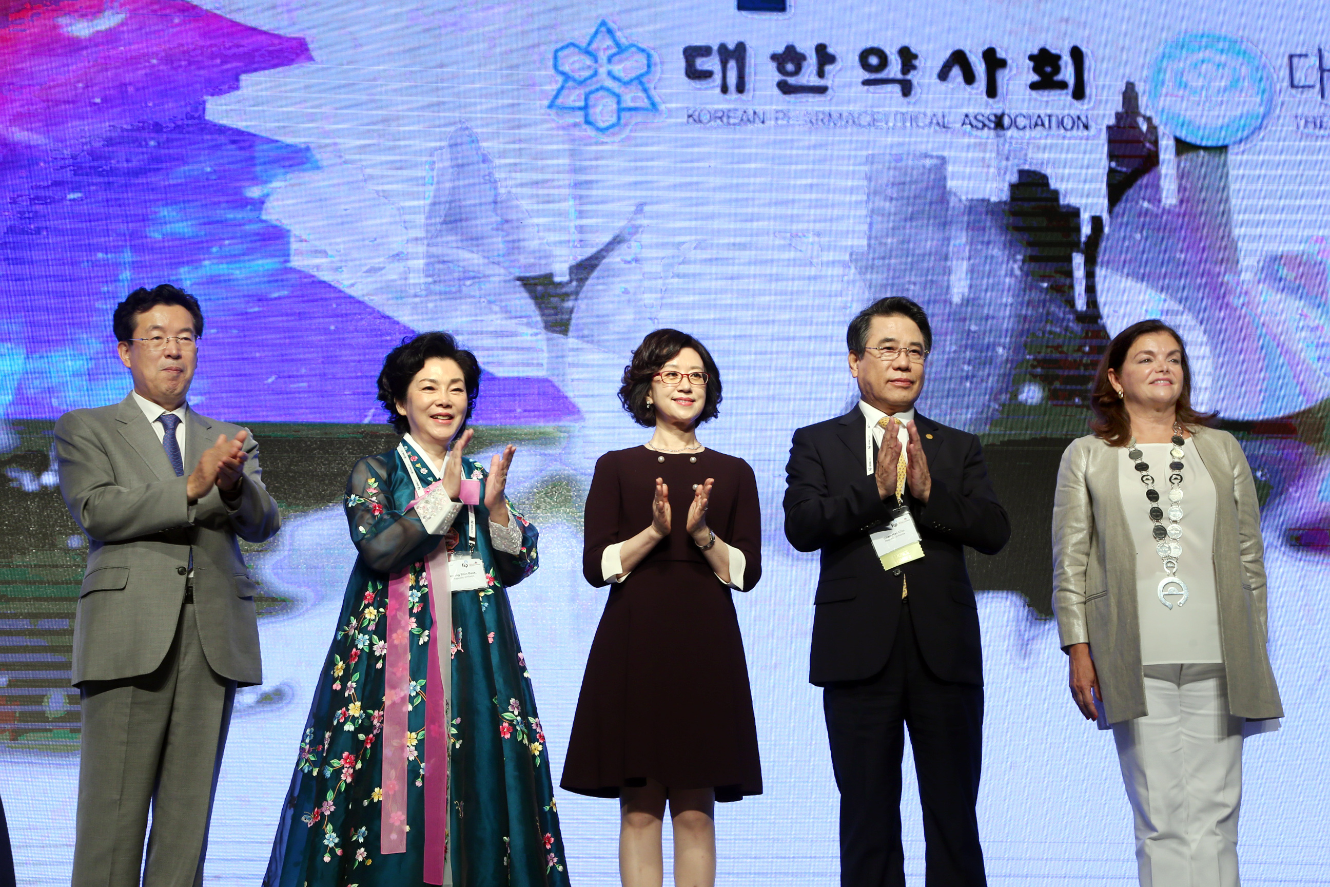 (왼쪽부터) 전인구·백경신 공동준비위원장, 문애리·조찬휘 공동 대회장, 케르멘 페냐 FIP회장.