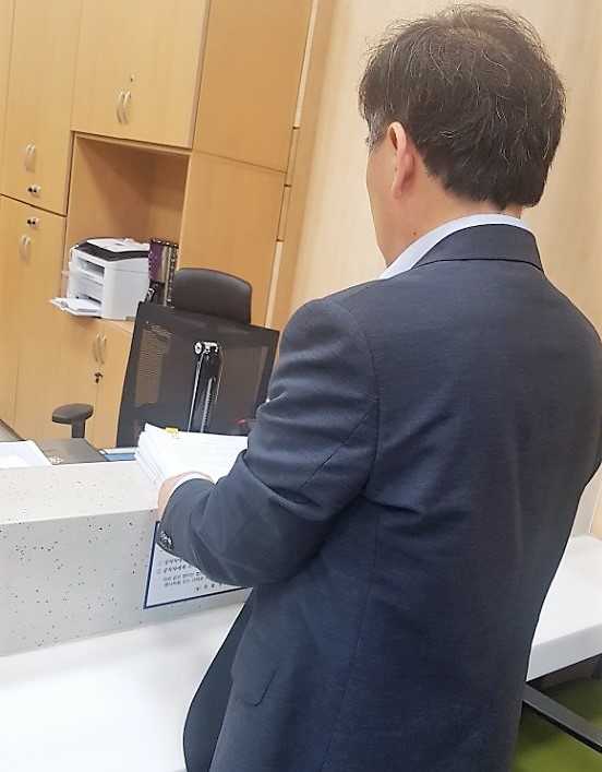 탄원서 접수 중인 이현수 회장