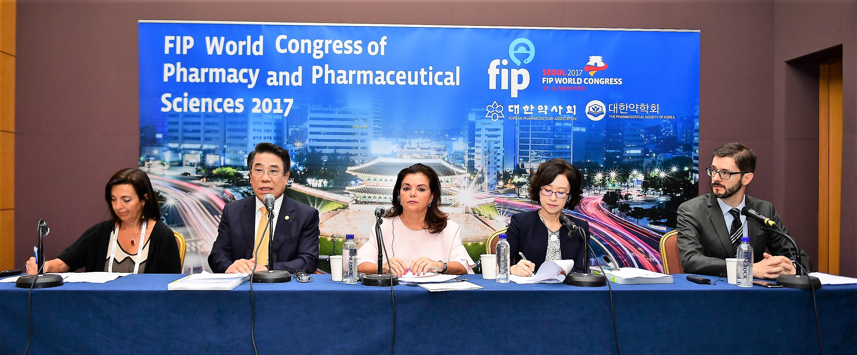 (오른쪽부터)라파엘라 발로코 매타벨 박사, 조찬휘 대한약사회장, 카르멘 페냐 FIP회장, 문애리 대한약학회장, 뤼크 베장송 FIP 사무총장.