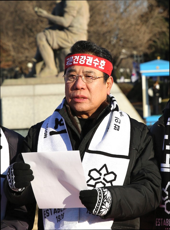 '대통령님께 드리는 정책제안서'를 읽고 있는 조찬휘 대한약사회장.