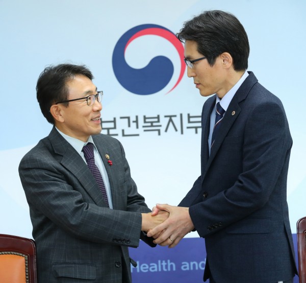 지난해 12월 복지부가 의료계와 문재인 케어 관련 소통을 위해 만난 자리에서 권덕철 복지부 차관(왼쪽)과 이필수 의협 비대위원장이 악수를 나누고 있다.