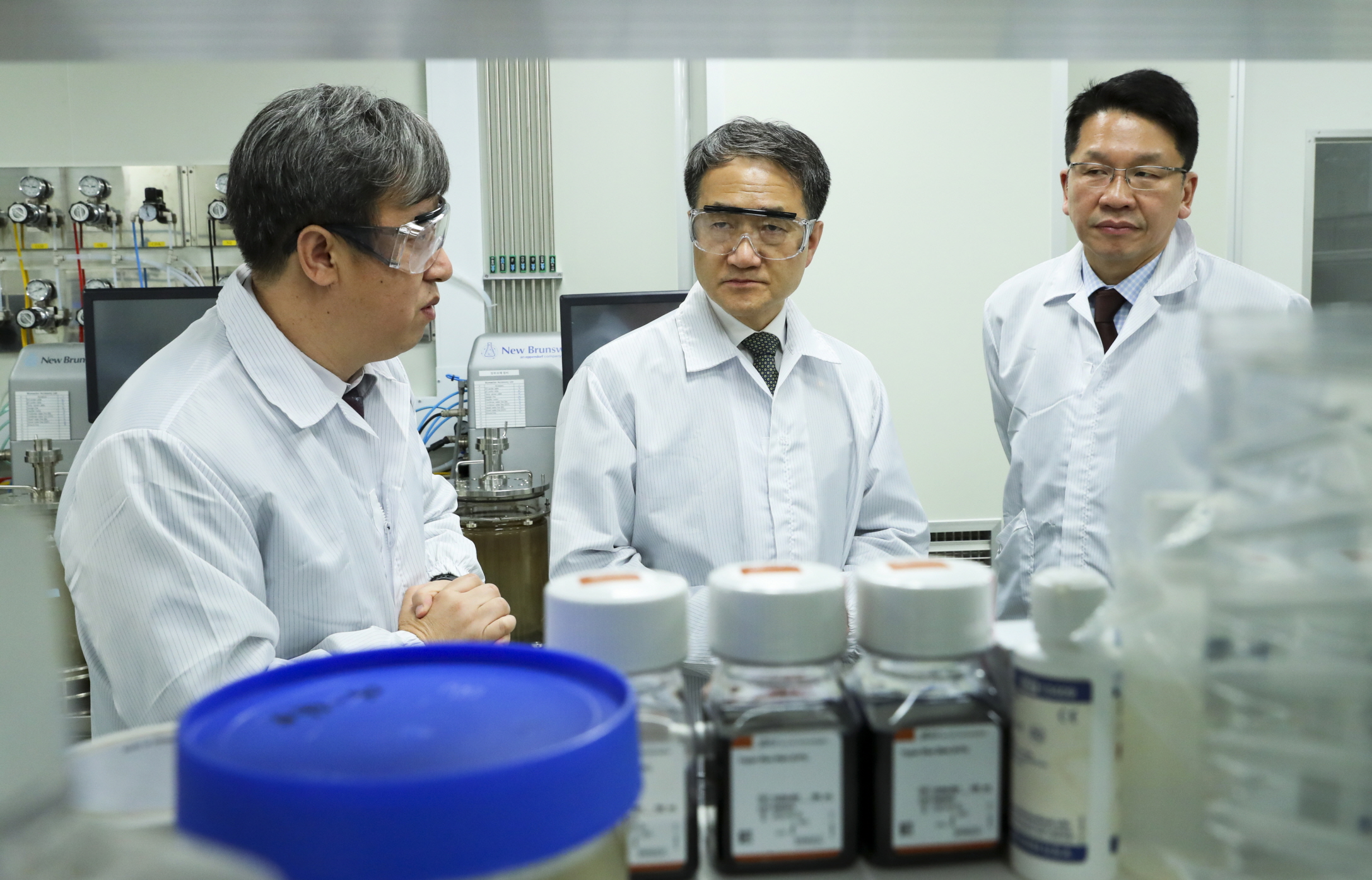 제약산업위원회가 열린 SK케미칼을 방문해 설명을 듣는 박능후 장관(가운데)