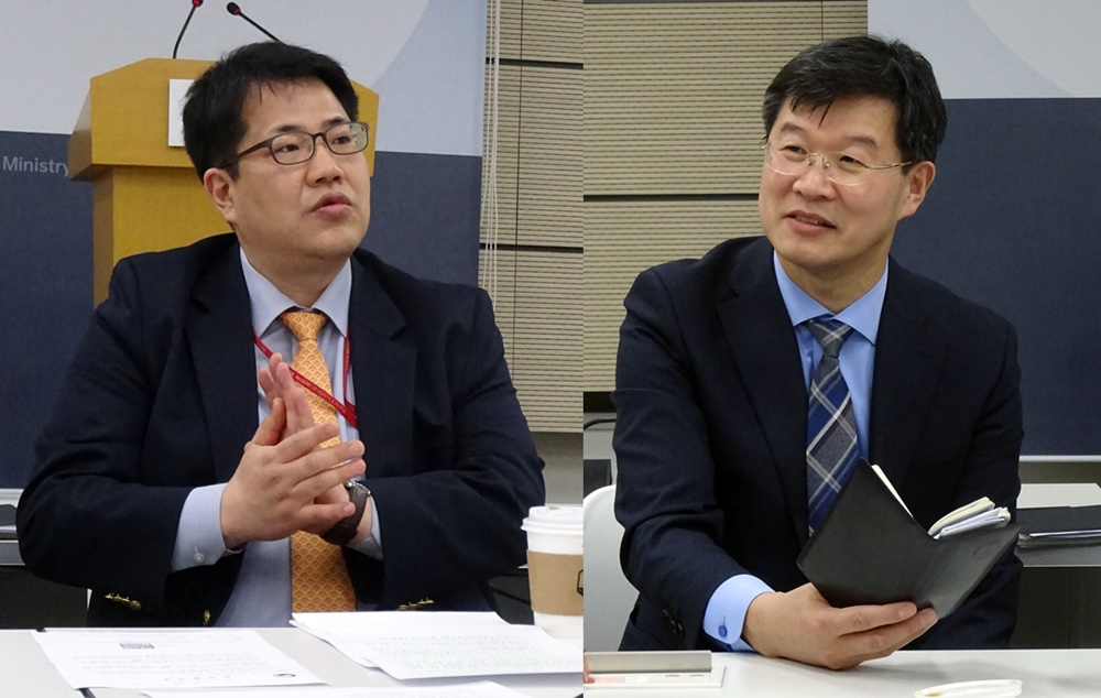 복지부 손영래 예비급여과장(왼쪽)과 이기일 보건의료정책관