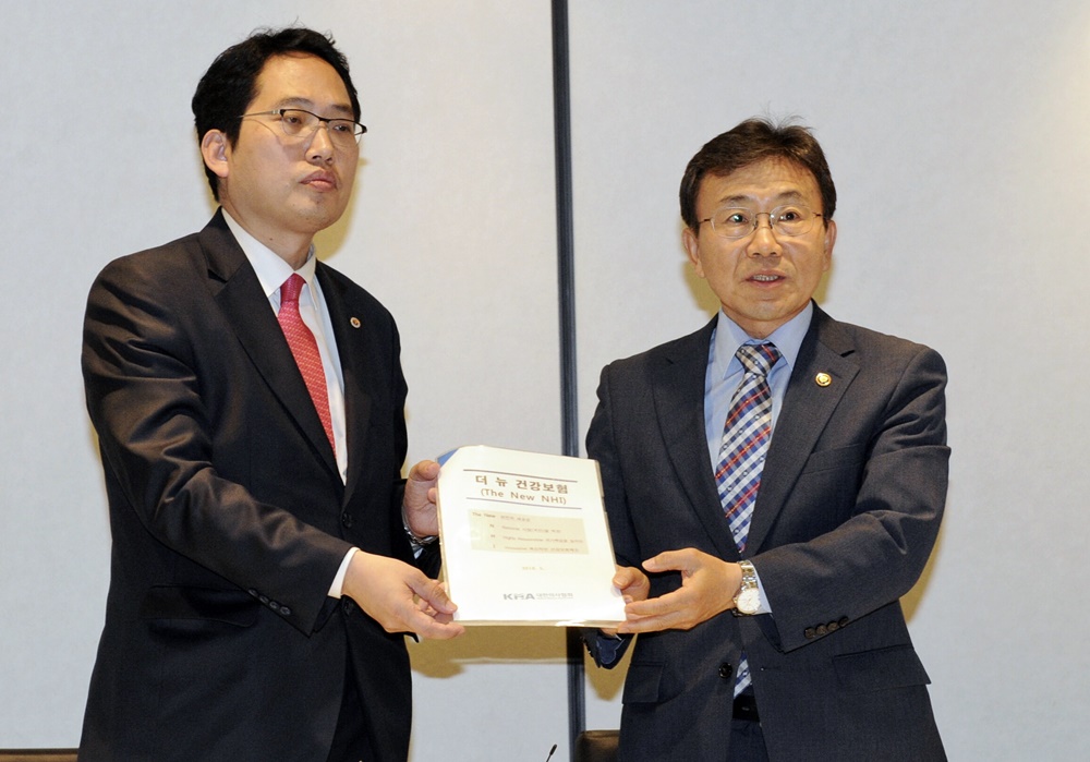 최대집 의사협회 회장(왼쪽)과 권덕철 복지부 차관