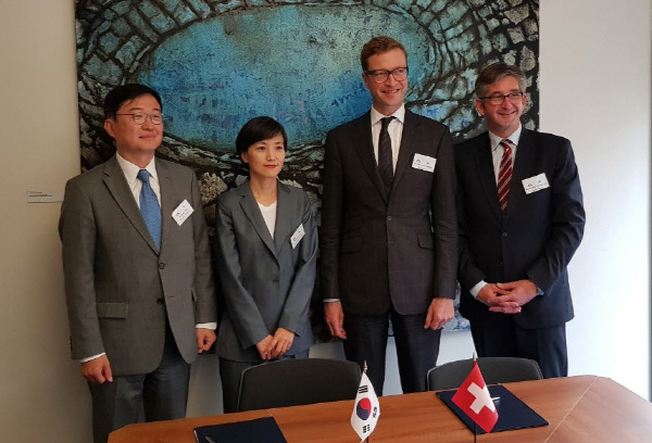 식품의약품안전처 국제협력담당관 이지혜 과장(왼쪽 2번째)이 6월 6일(현지시간) 스위스 제네바에서 스위스 관세조치과 크리스토프 페리타즈 과장(왼쪽 3번째)과 '한-스위스 간 의약품 GMP 상호신뢰 협정(AMR)' 가서명을 하고 기념촬영을 하고 있다.