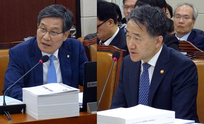 신동근 의원(왼쪽)과 박능후 복지부 장관