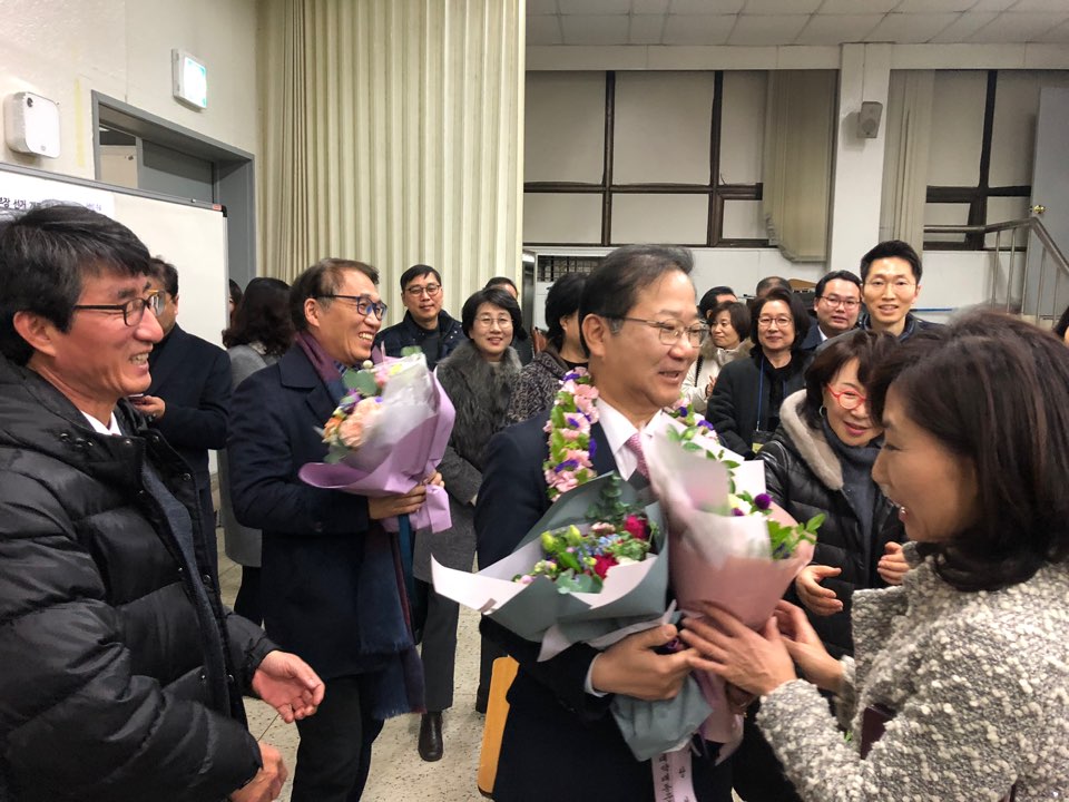 축하를 받는 김대업 대한약사회장  당선자