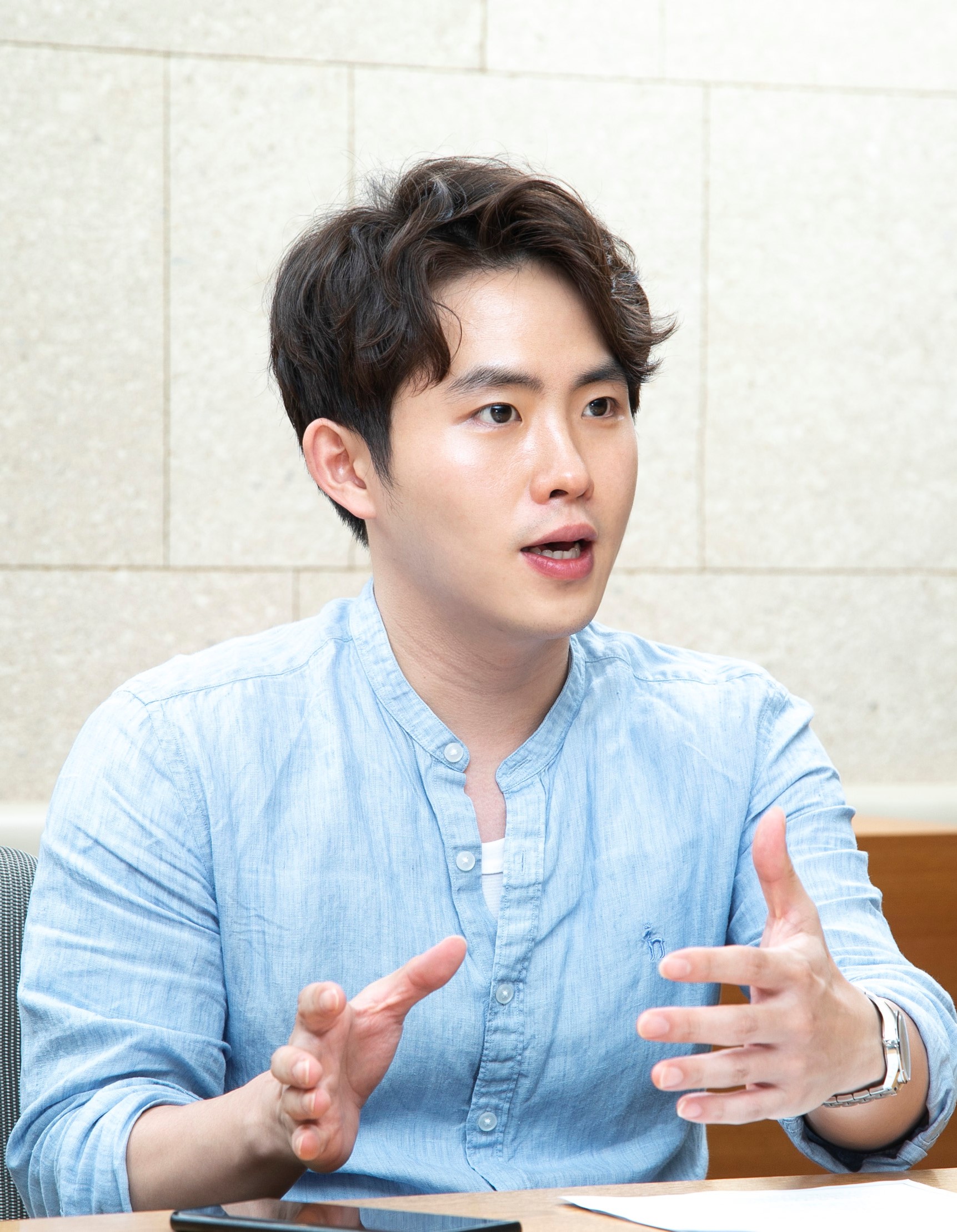 한국릴리 의학부 임상우 과장이 인터뷰하고 있다.