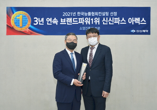 왼쪽부터 신신제약 이병기 대표이사, 한국능률협회컨설팅 가치혁신 부문 이립 상무.