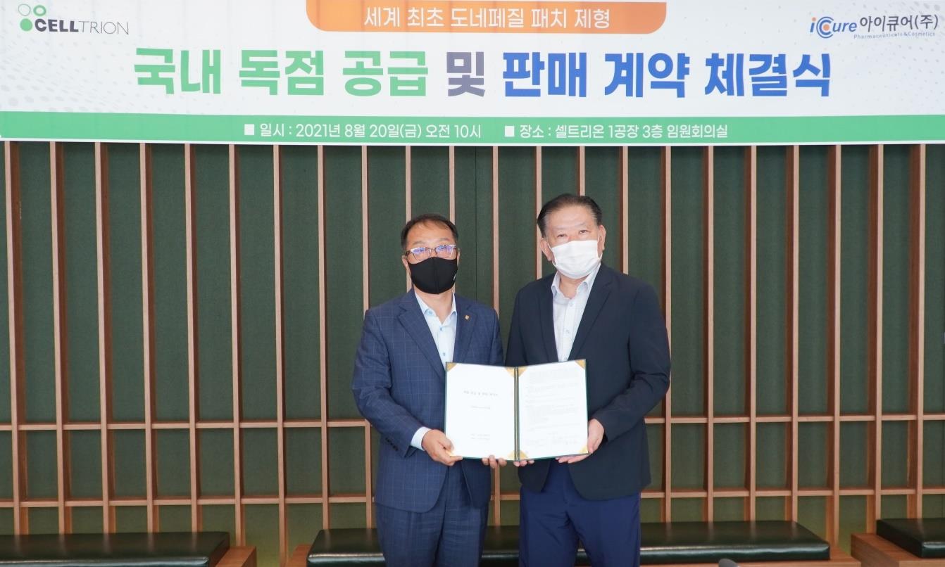 기우성 셀트리온 대표이사(왼쪽), 최영권 아이큐어 대표이사(오른쪽)가 기념 촬영을 하고있다.