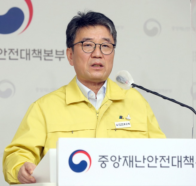류근혁 복지부 제2차관이 브리핑을 하고 있다. 