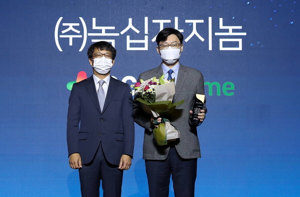 사진 오른쪽 기창석 GC녹십자지놈 대표.