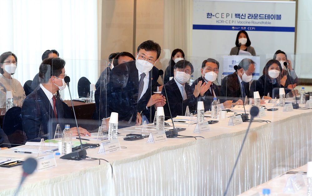 권덕철 복지부 장관이 참석자들을 향해 인사하고 있다. 