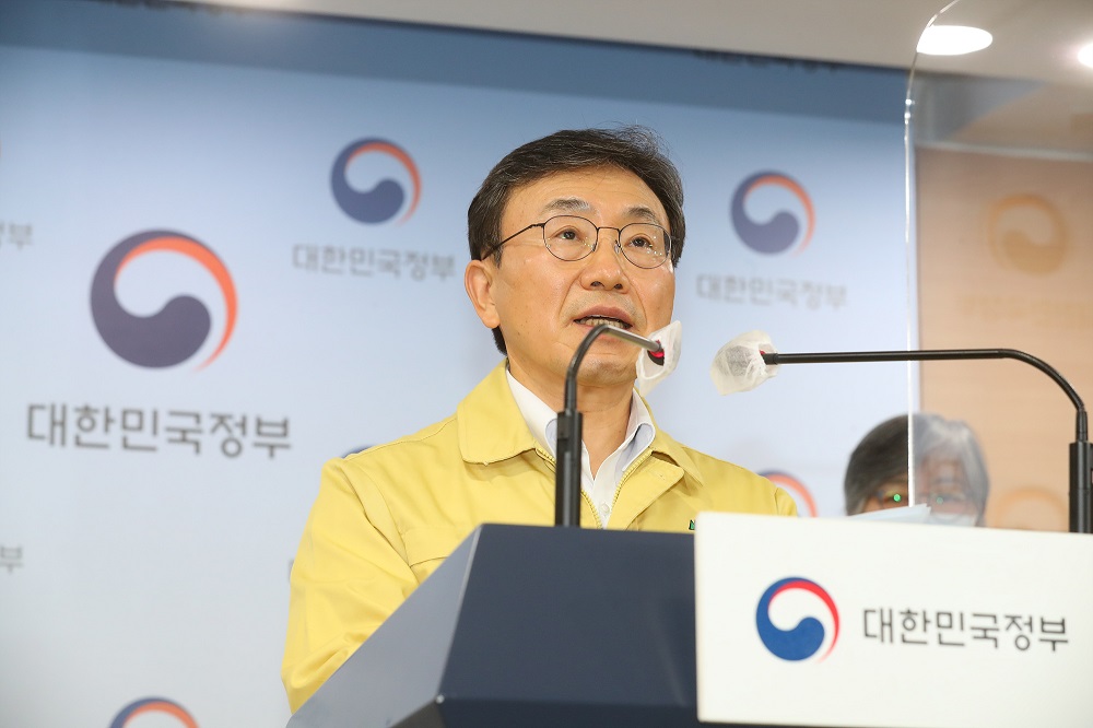 권덕철 복지부 장관이 29일 중앙재난안전대책본부 코로나19 대응 특별방역점검회의 결과를 브리핑하고 있다. 