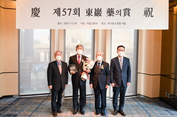 2021년 12월16일 시상식장 장면 , 사진왼쪽부터 동암 약의상 심창구 심사위원장, 경동제약 류덕희 명예회장, 본지 함용헌 명예회장, 본지 함태원 대표.